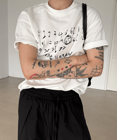 カレンダーグラフィック ルーズTシャツ / 2color