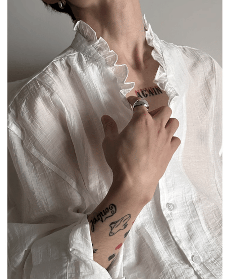 フリルネック シャーリングシャツ