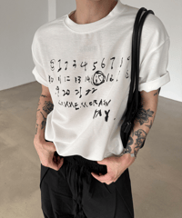 カレンダーグラフィック ルーズTシャツ / 2color