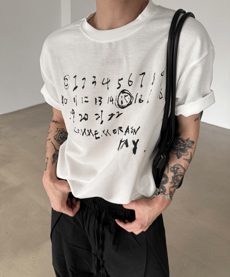 カレンダーグラフィック ルーズTシャツ / 2color
