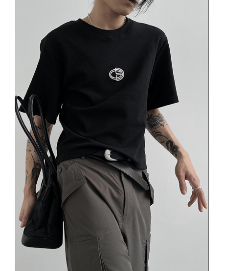 サークルグラフィック メタルブローチ付 クルーネック 半袖Tシャツ / 2color