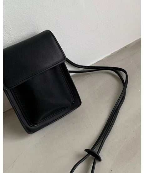 ミニマルレザー ポケットショルダーバッグ
