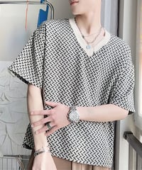 Vネック レタープリント 総柄Tシャツ / 2color