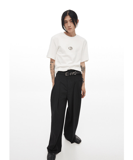 サークルグラフィック メタルブローチ付 クルーネック 半袖Tシャツ / 2color