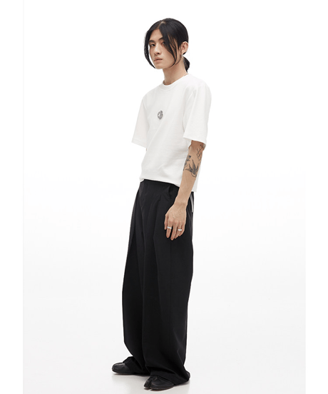 サークルグラフィック メタルブローチ付 クルーネック 半袖Tシャツ / 2color
