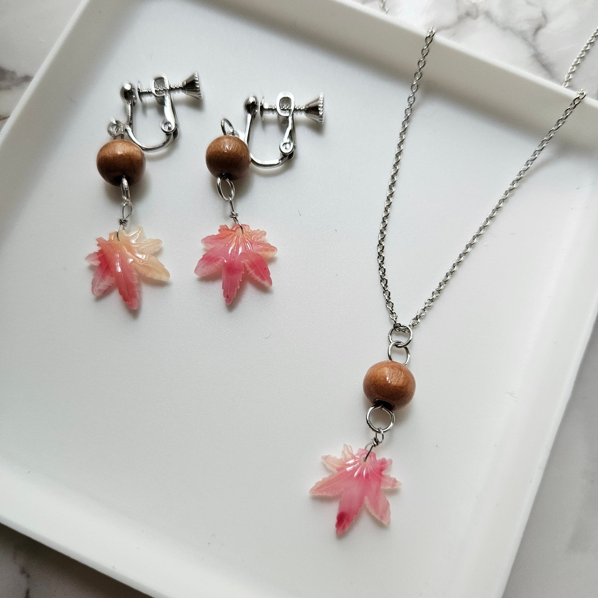 秋 紅葉色フラワーと金粉のレジン メタルリングピアス⭐サージカルステンレスピアス Amazon.co.jp: 秋 紅葉色フラワーと金粉のレジン メタルリング