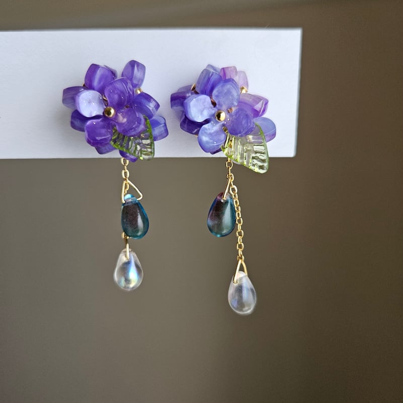 180 パープル✖︎ゴールド花びら＆ジルコニア付お花チャーム　ピアスorイヤリング 雫雨の紫陽花k16gpピアス(イヤリング) | la flore(ラ・フローラ)花の