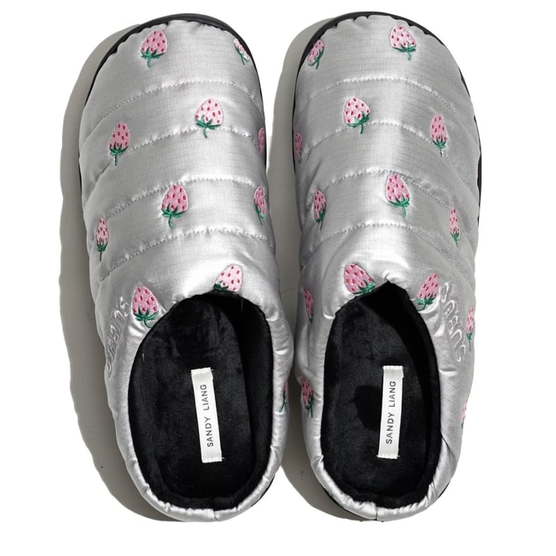 【SUBU】Sandy Liang コラボ ストロベリー スリッパ SUBU x SANDY LIANG SLIPPERS IN CHROME | SUBU ON