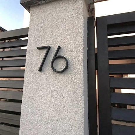 sign-03004　12.5cm Black Studded Raised House Numbers
