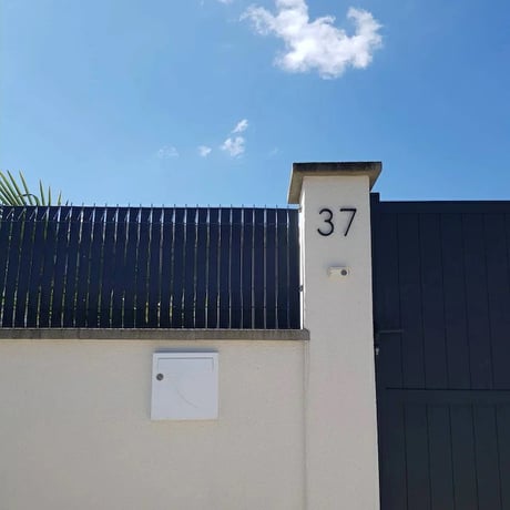 sign-03004　12.5cm Black Studded Raised House Numbers