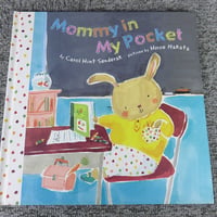 【洋書・絵本】Mommy in My Pocket/BL5-SY15