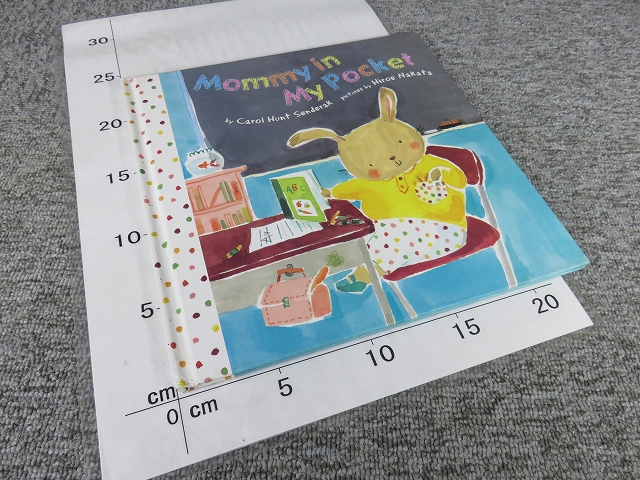 洋書・絵本】Mommy in My Pocket/BL5-SY15 | エイワ書店