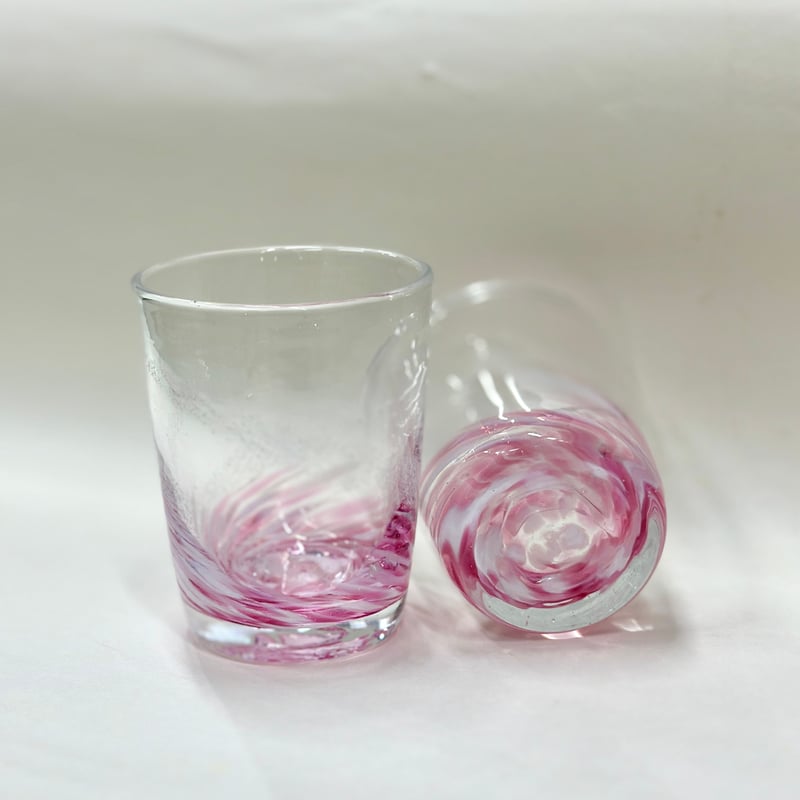 りさ★Ｎｏ1390 琉球ガラスフリット✨ピンク ケース無し★15ｇ 非耐熱）琉球ガラス グラス小（桃色×白×朱色） 蓄光入り | 耐熱琉球