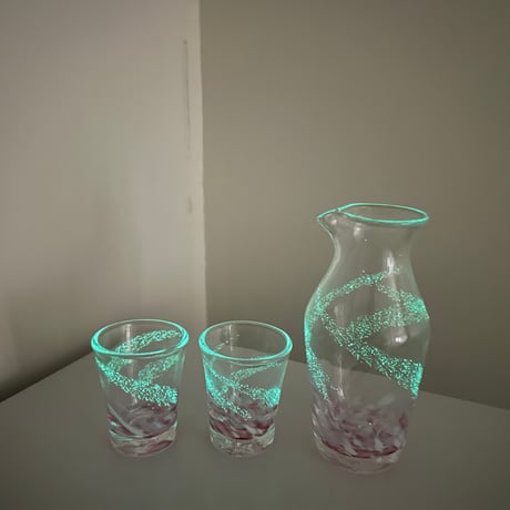 （非耐熱）琉球ガラス　徳利とお猪口（2客）セット（桃色×白×朱色） 蓄光入り