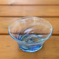 （非耐熱）琉球ガラス　中反り鉢  （青色×白×緑色×紫） 蓄光入り