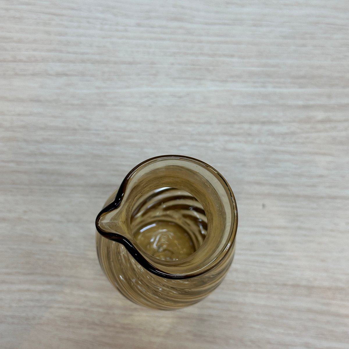 耐熱琉球ガラス 注ぎ口付き徳利（アンバー） 波模様 | 耐熱琉球ガラス