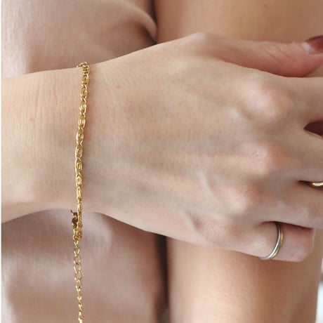 thin chain bracelet