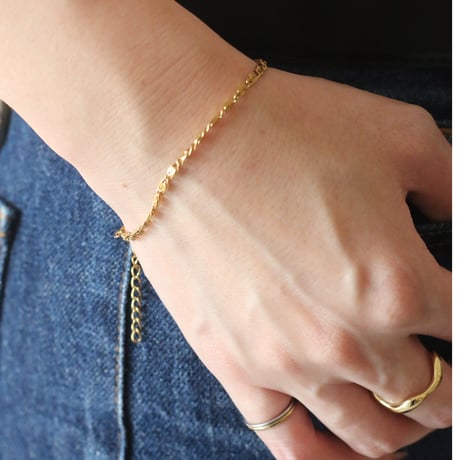 thin chain bracelet