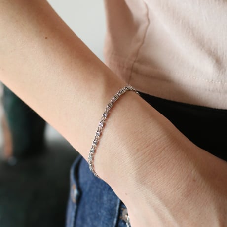 thin chain bracelet