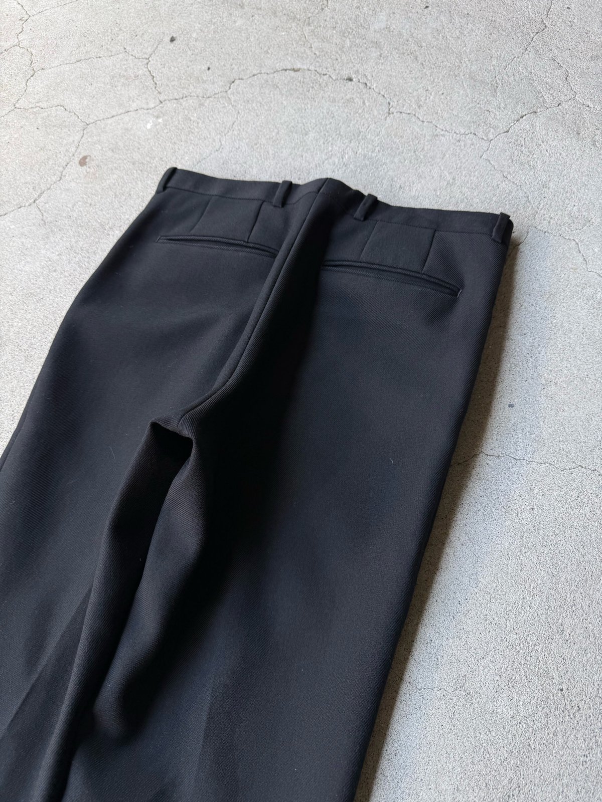 AURALEE BLACK WOOL SERGE NARROW SLACKS | LOSER