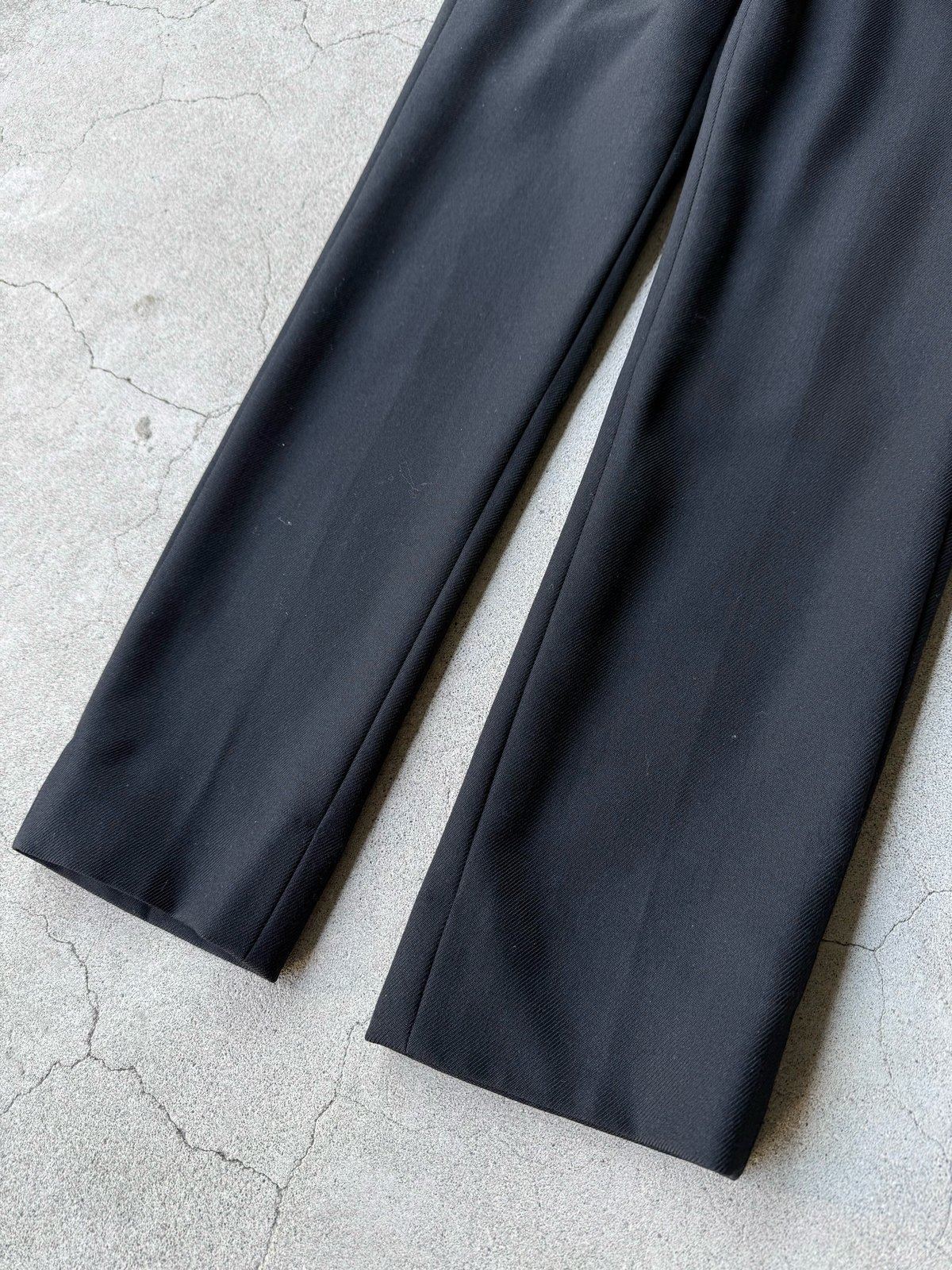 AURALEE BLACK WOOL SERGE NARROW SLACKS | LOSER