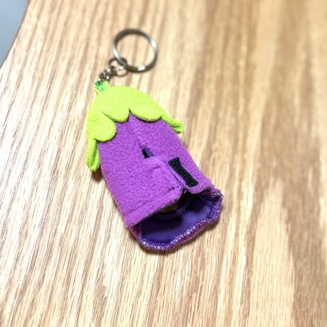 ナスビの被り物キーホルダー