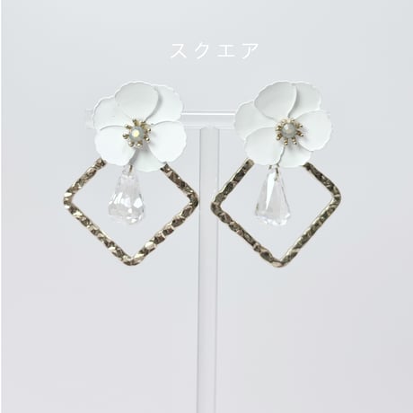 ホワイト花×しずくクリスタル（イヤリング）