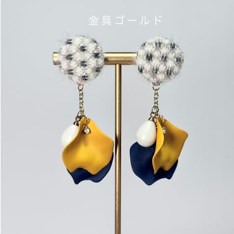 くるみファー×パール付き花びらアクリル