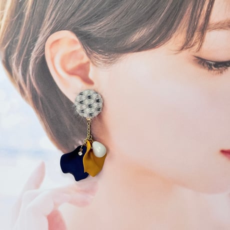 くるみファー×パール付き花びらアクリル