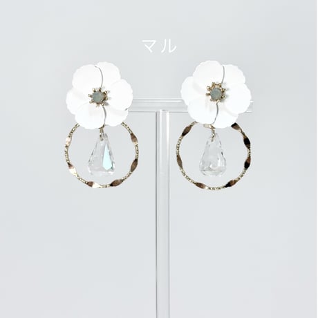 ホワイト花×しずくクリスタル（イヤリング）