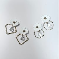 ホワイト花×しずくクリスタル（イヤリング）