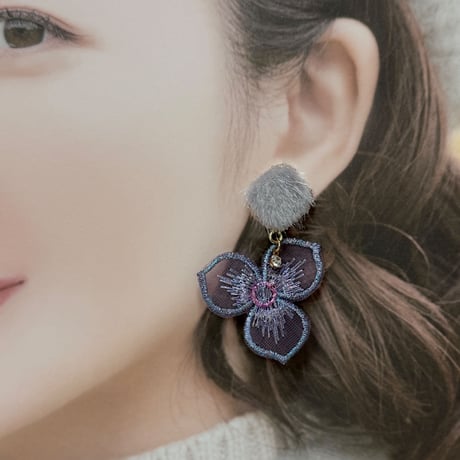 ゴールドフレームファー×フラワー透かし刺繍