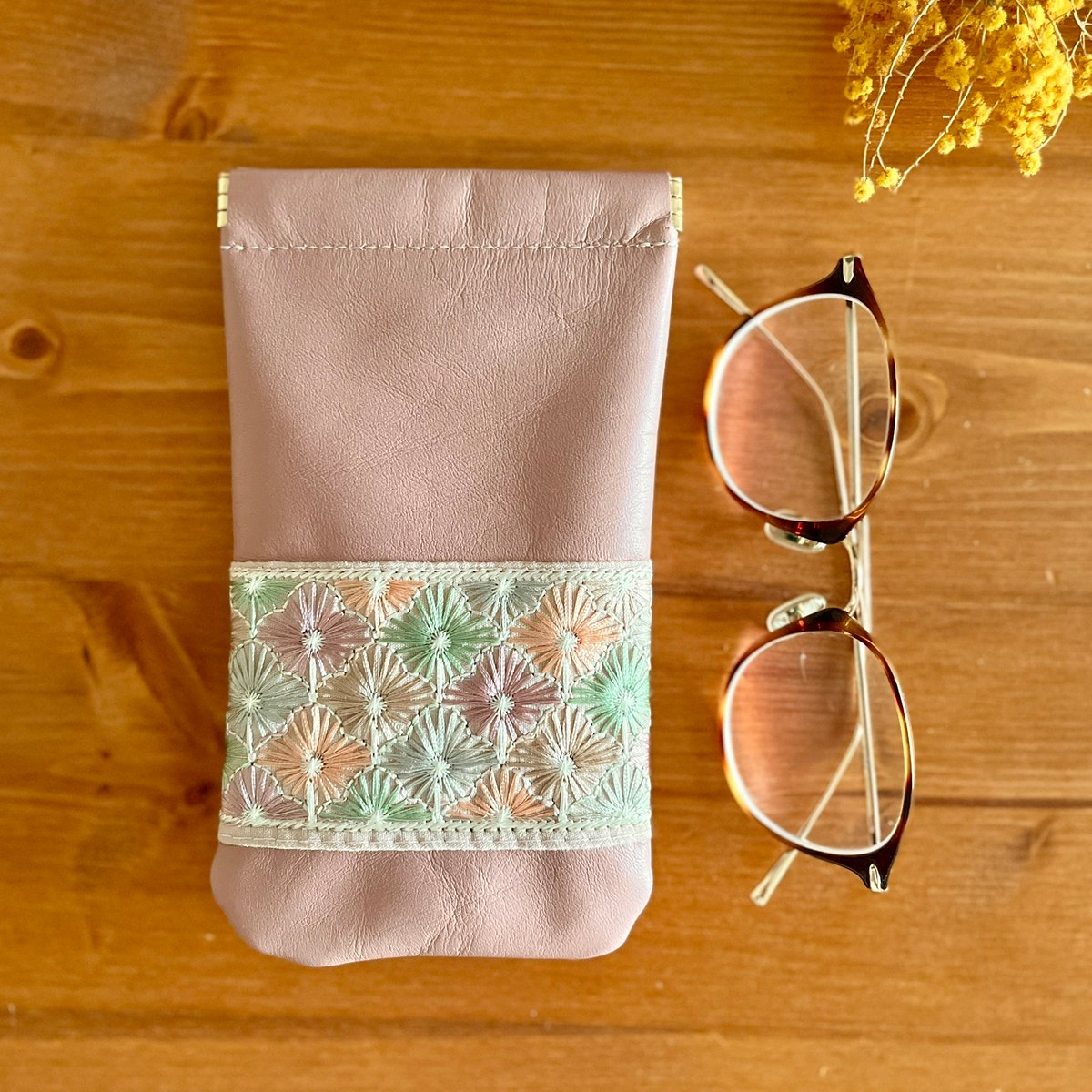 インド刺繍の本革メガネケース（ピンク/ピンクリボンに幾何学花柄