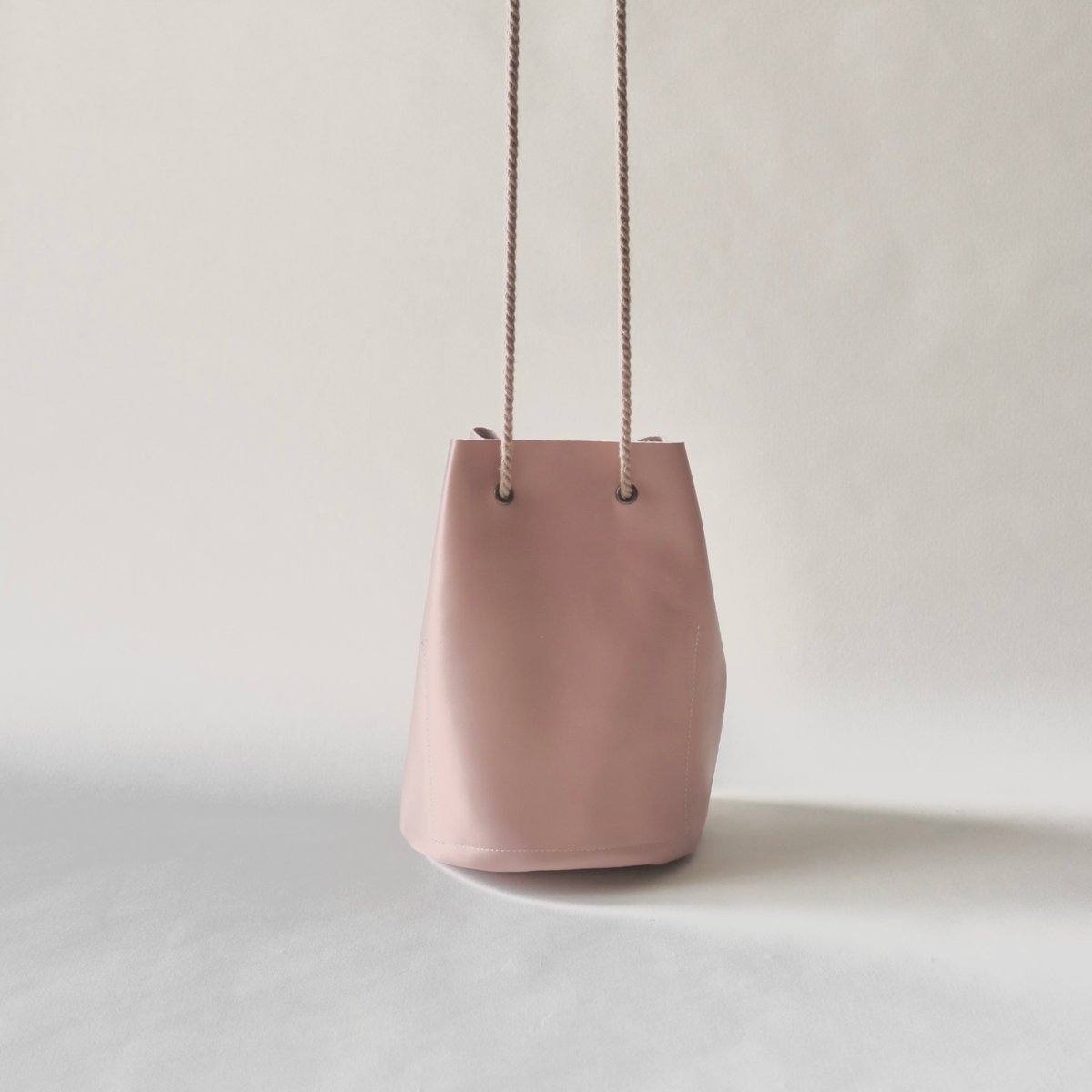 ロラライハリス　レザーに刺繍巾着ワンハンドルバッグ　ピンク fit=scale-down,w=1200