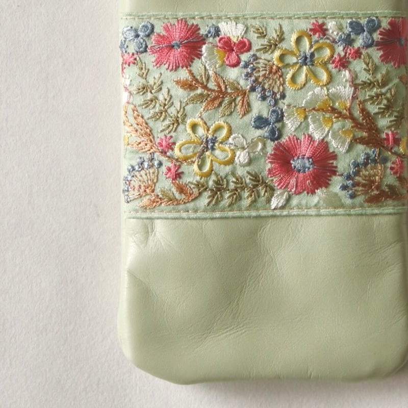 インド刺繍の本革ペンケース（ミントグリーン/グリーンリボンに