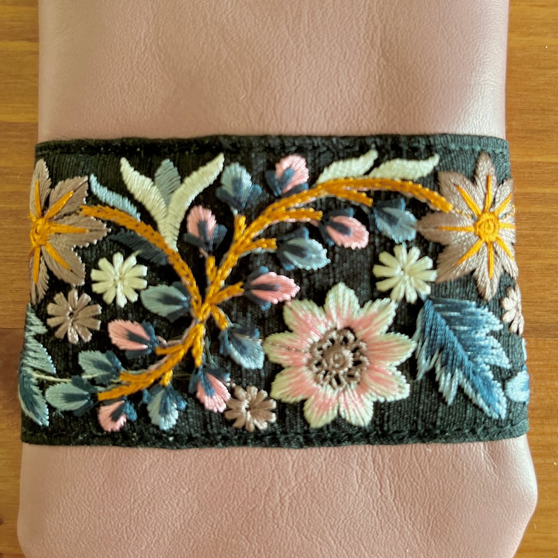 刺繍生地のメガネケース　ハンドメイド　ピンク　蝶々刺繍柄　M290 刺繍生地のメガネケース ハンドメイド ピンク 蝶々刺繍柄 M290