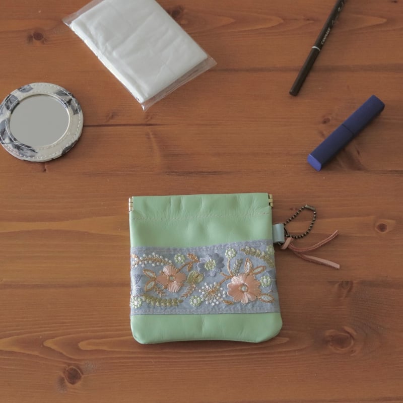 インド刺繍の本革バネ口ポーチ（ミントグリーン/ブルーリボンに花柄