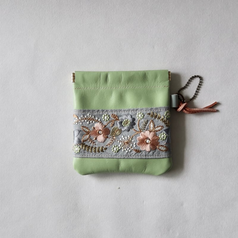 インド刺繍の本革バネ口ポーチ（ミントグリーン/ブルーリボンに花柄
