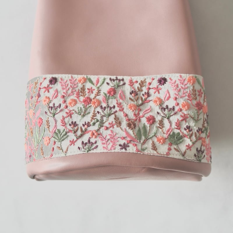 ロラライハリス　レザーに刺繍巾着ワンハンドルバッグ　ピンク インド刺繍の本革巾着バッグ（ピンク/白リボンピンク系小花柄