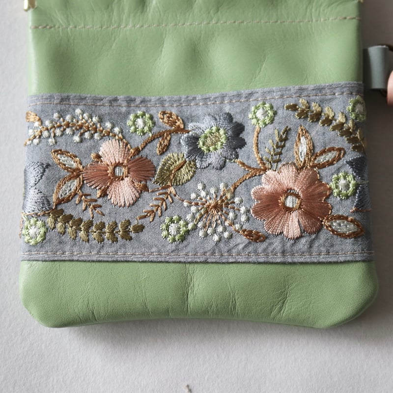 インド刺繍の本革バネ口ポーチ（ミントグリーン/ブルーリボンに花柄