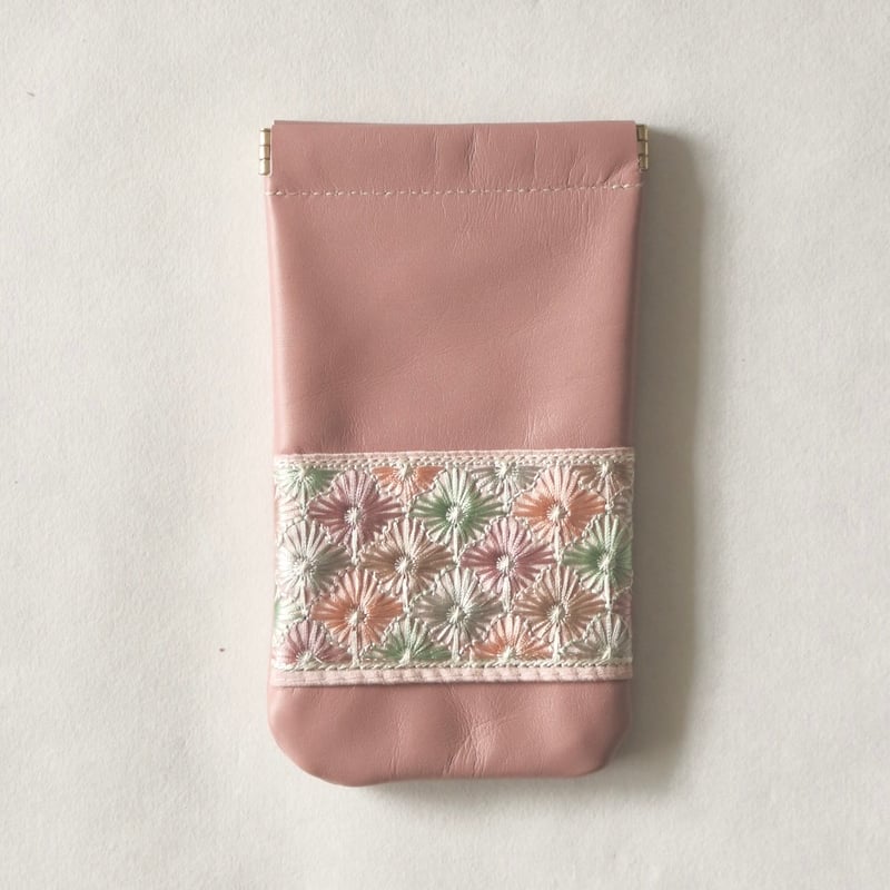 インド刺繍の本革メガネケース（ピンク/ピンクリボンに幾何学花