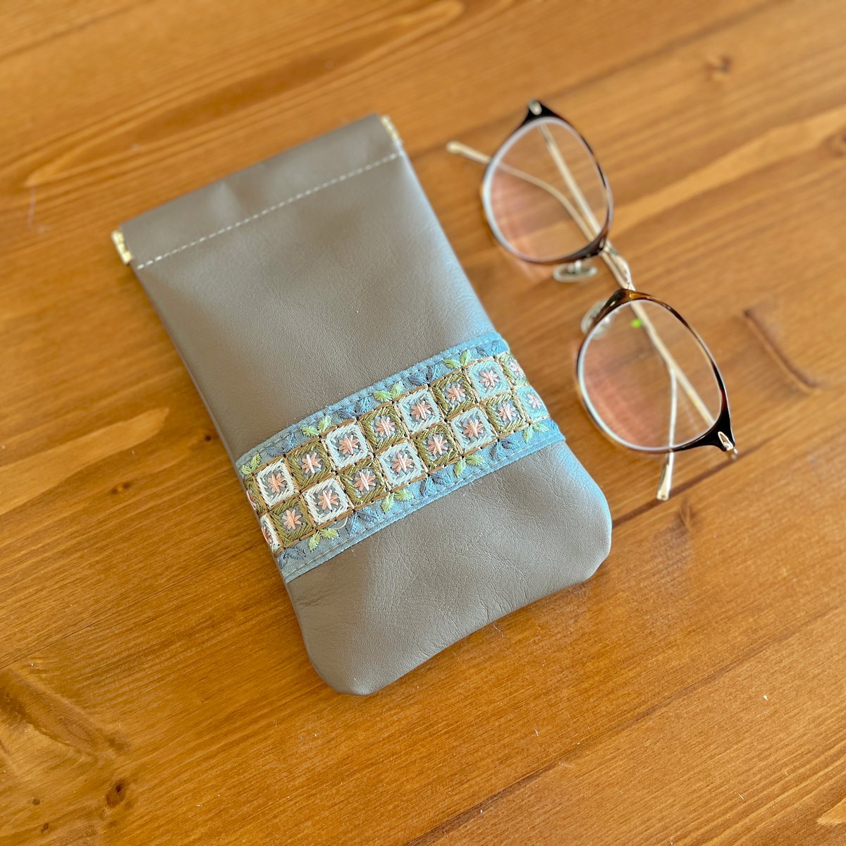 手刺繍入　貝ボタン付き メガネケース/ペンケース【うさこと綿毛】 手刺繍入 貝ボタン付き メガネケース/ペンケース【うさこと綿毛】