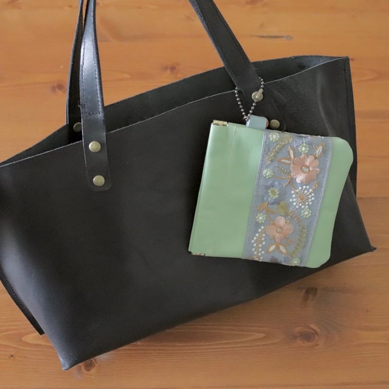 インド刺繍の本革バネ口ポーチ（ミントグリーン/ブルーリボンに花柄