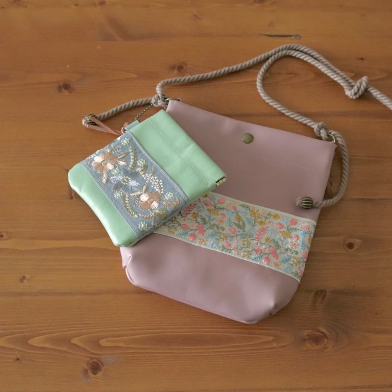 インド刺繍の本革バネ口ポーチ（ミントグリーン/ブルーリボンに花柄