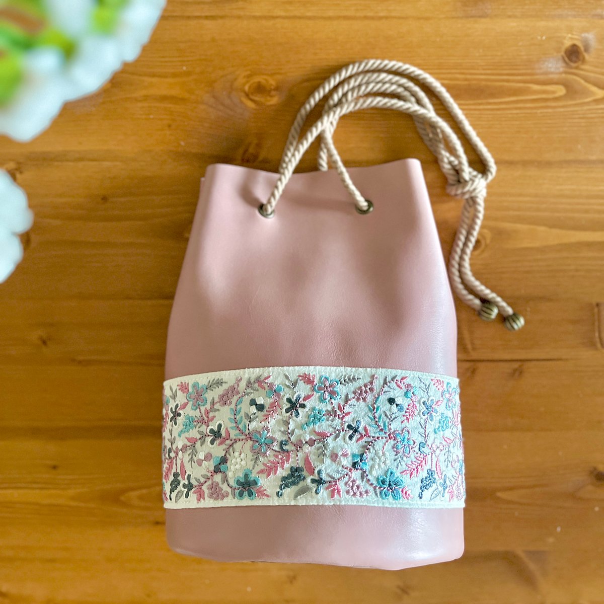 インド刺繍の本革巾着バッグ（ピンク/白リボンブルー系小花柄 