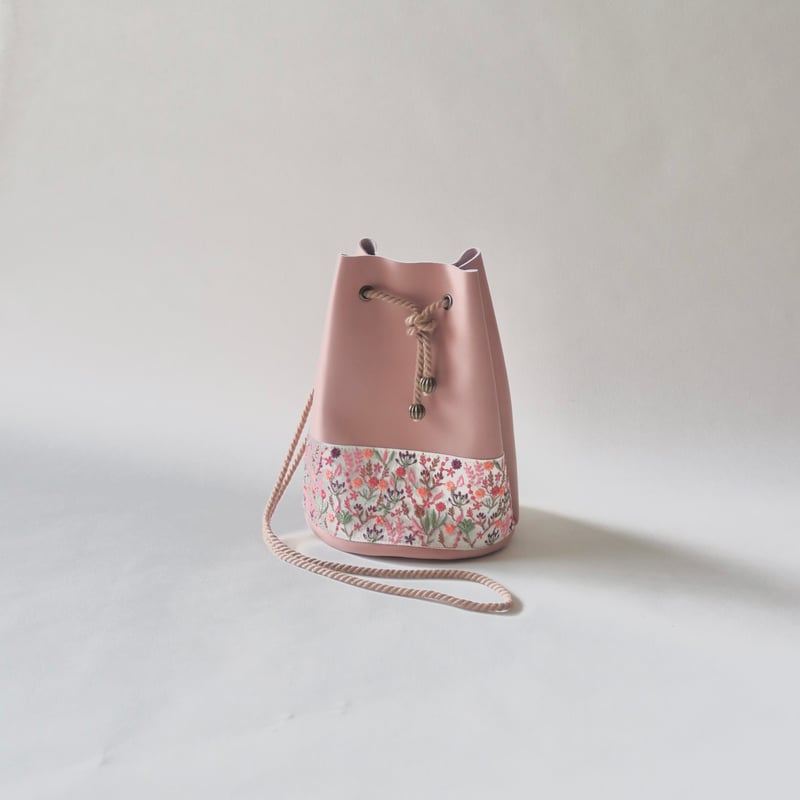 ロラライハリス　レザーに刺繍巾着ワンハンドルバッグ　ピンク ロラライハリス レザーに刺繍巾着ワンハンドルバッグ ピンク