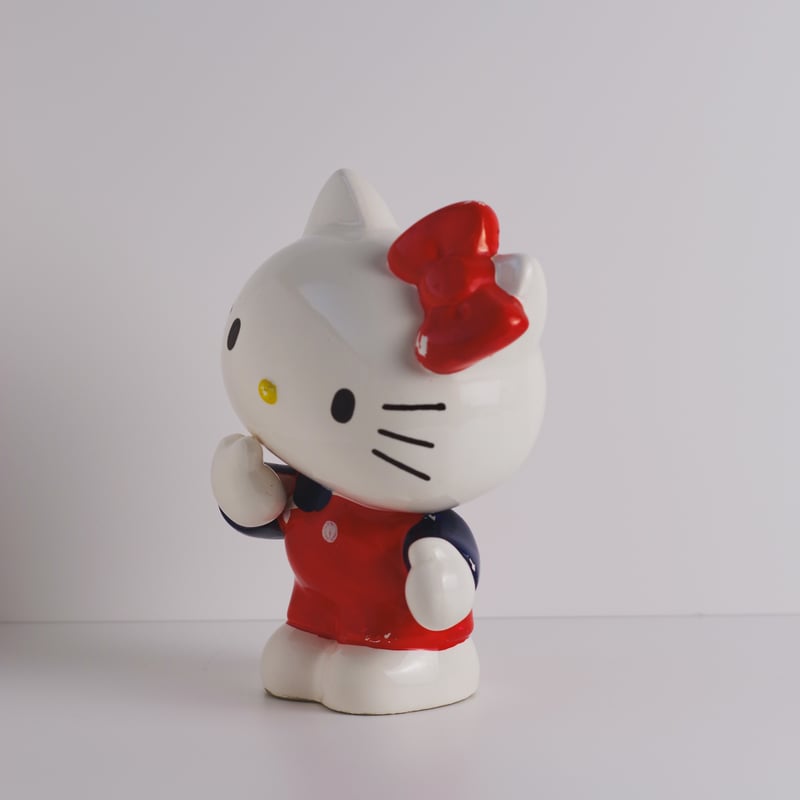 キティ♡特大フィギュア貯金箱 ハローキティ50周年」デザインの貯金箱が登場！ | 株式会社