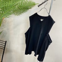 2606-0027】ブラック◇カットスラブ サイドふりふりデザインベスト税込5830