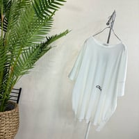 2606-0055】A'lmarl】白◇接触冷感 まえ刺繍 後ろプリント Teeちゅに税込5730