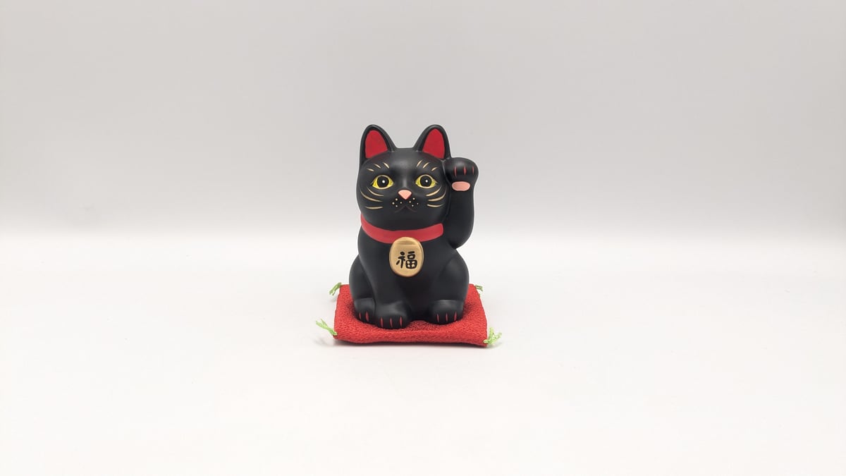 縁起物 福まねき猫 招き猫 置物 黒猫 左手上げ 座布団付き 小 開運